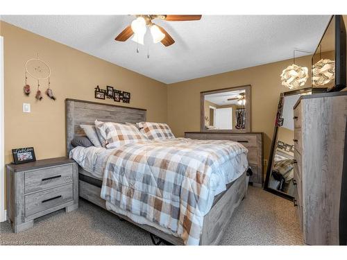 98 Memorial Avenue, Stoney Creek, ON - Indoor Photo Showing Bedroom