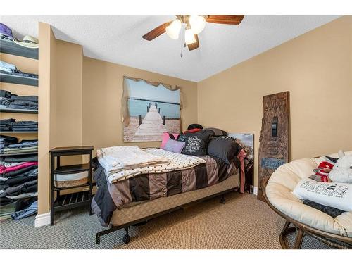 98 Memorial Avenue, Stoney Creek, ON - Indoor Photo Showing Bedroom