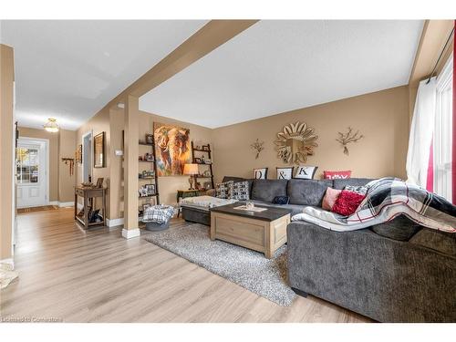 98 Memorial Avenue, Stoney Creek, ON - Indoor Photo Showing Living Room