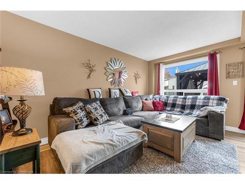 98 Memorial Avenue, Stoney Creek, ON - Indoor Photo Showing Living Room