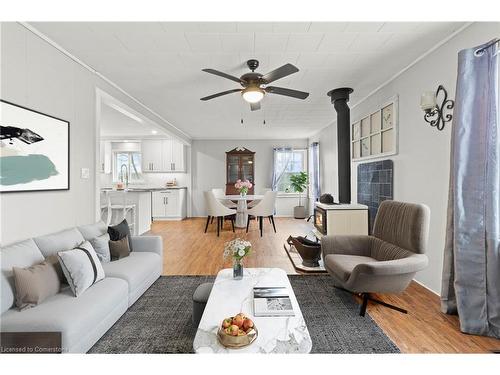 429 St. John'S Road E, Simcoe, ON - Indoor Photo Showing Living Room