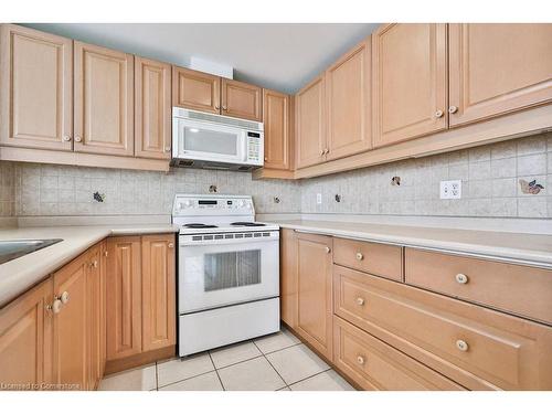 501-5188 Lakeshore Road, Burlington, ON - Indoor Photo Showing Kitchen