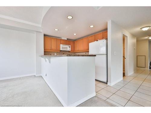 501-5188 Lakeshore Road, Burlington, ON - Indoor Photo Showing Kitchen