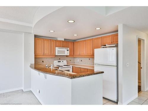 501-5188 Lakeshore Road, Burlington, ON - Indoor Photo Showing Kitchen