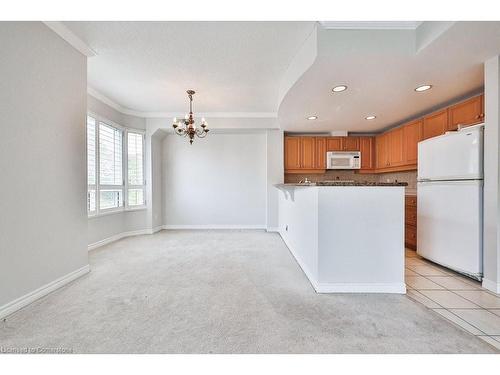 501-5188 Lakeshore Road, Burlington, ON - Indoor Photo Showing Kitchen