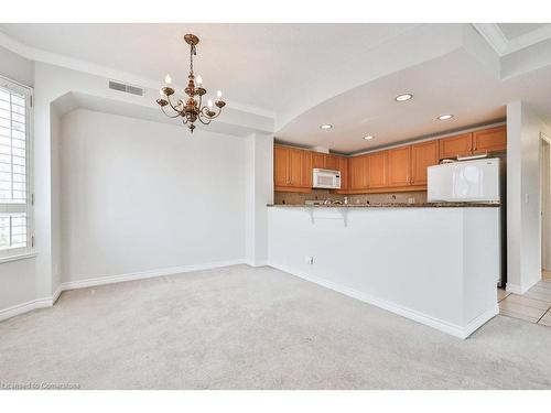 501-5188 Lakeshore Road, Burlington, ON - Indoor Photo Showing Kitchen