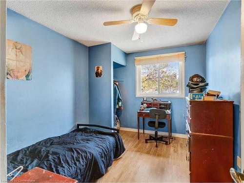 20 Glen Eden Court, Hamilton, ON - Indoor Photo Showing Bedroom