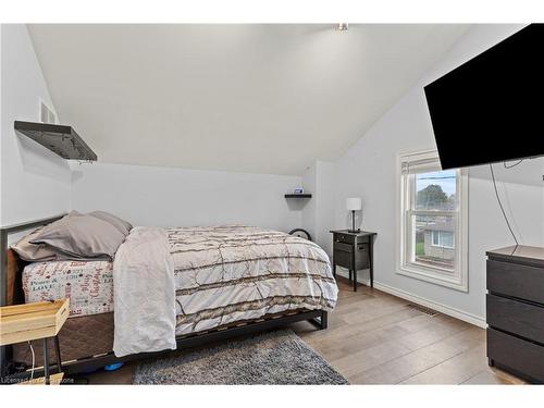 55 Albert Street W, Thorold, ON - Indoor Photo Showing Bedroom