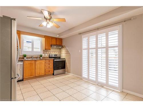 113 Dulgaren Street, Hamilton, ON - Indoor Photo Showing Kitchen