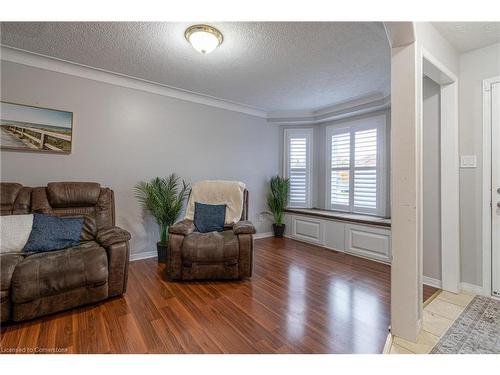 113 Dulgaren Street, Hamilton, ON - Indoor Photo Showing Living Room