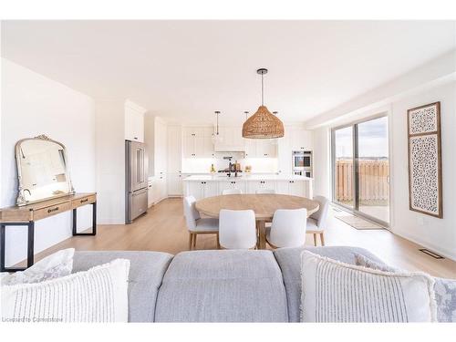 81 Homestead Way, Thorold, ON - Indoor Photo Showing Living Room