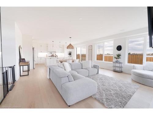 81 Homestead Way, Thorold, ON - Indoor Photo Showing Living Room