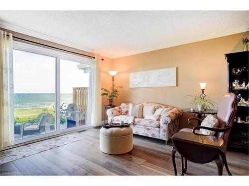 27-515 North Service Road, Stoney Creek, ON - Indoor Photo Showing Living Room