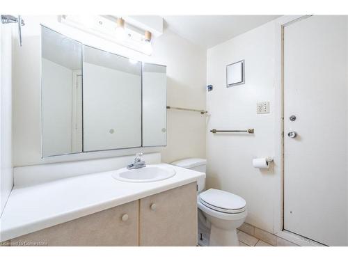 60 Atkinson Boulevard, Dundas, ON - Indoor Photo Showing Bathroom