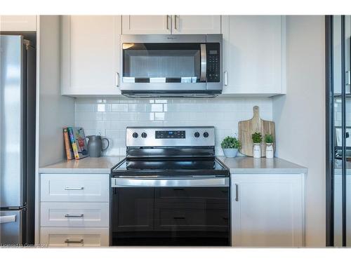 210-2620 Binbrook Road E, Binbrook, ON - Indoor Photo Showing Kitchen