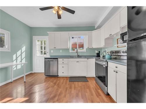 10 Roxborough Avenue, Hamilton, ON - Indoor Photo Showing Kitchen