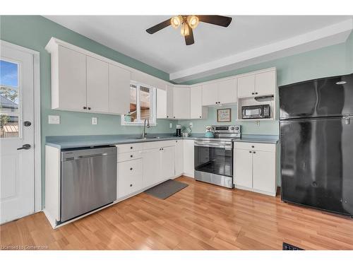 10 Roxborough Avenue, Hamilton, ON - Indoor Photo Showing Kitchen