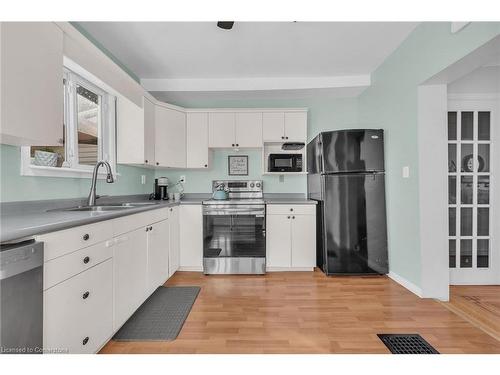 10 Roxborough Avenue, Hamilton, ON - Indoor Photo Showing Kitchen