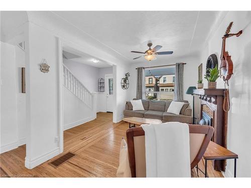 10 Roxborough Avenue, Hamilton, ON - Indoor Photo Showing Living Room