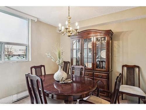 206-700 Dynes Road, Burlington, ON - Indoor Photo Showing Dining Room