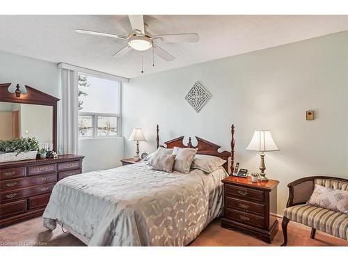 206-700 Dynes Road, Burlington, ON - Indoor Photo Showing Bedroom