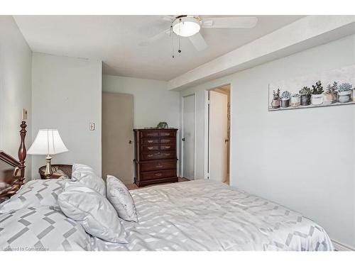 206-700 Dynes Road, Burlington, ON - Indoor Photo Showing Bedroom