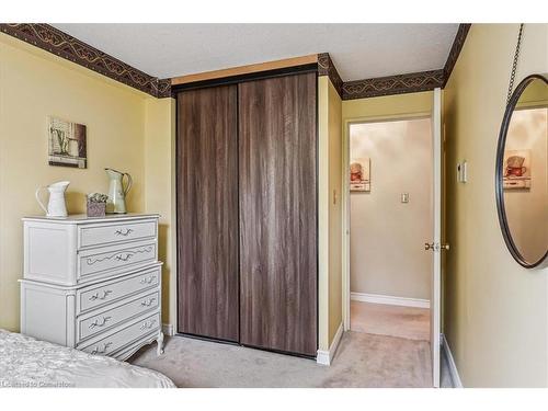 206-700 Dynes Road, Burlington, ON - Indoor Photo Showing Bedroom