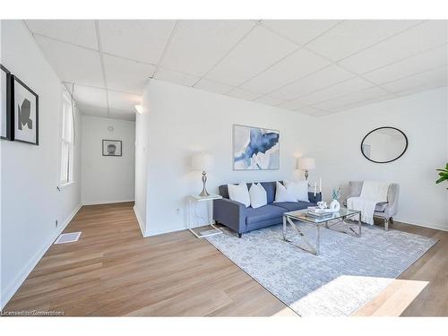 1251 Cannon Street E, Hamilton, ON - Indoor Photo Showing Living Room