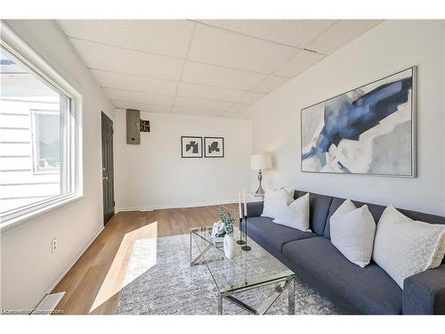 1251 Cannon Street E, Hamilton, ON - Indoor Photo Showing Living Room