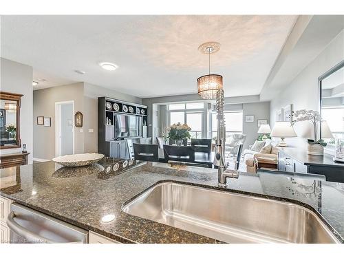 1202-551 Maple Avenue, Burlington, ON - Indoor Photo Showing Kitchen