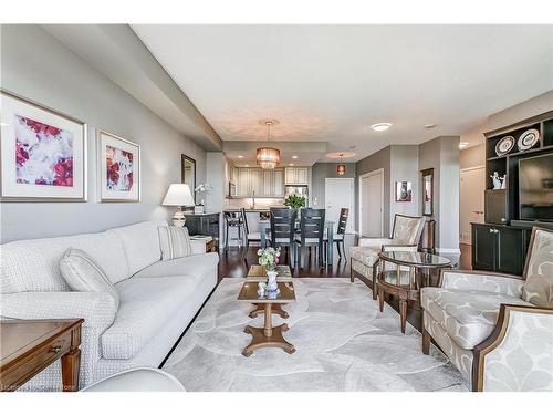 1202-551 Maple Avenue, Burlington, ON - Indoor Photo Showing Living Room