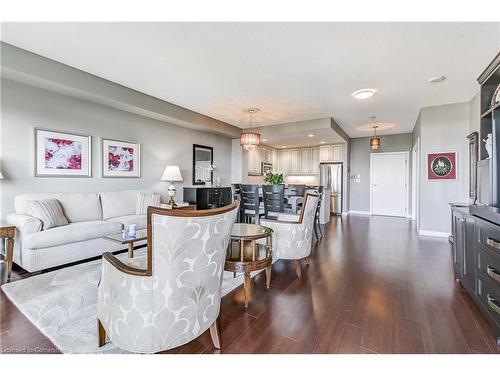 1202-551 Maple Avenue, Burlington, ON - Indoor Photo Showing Living Room