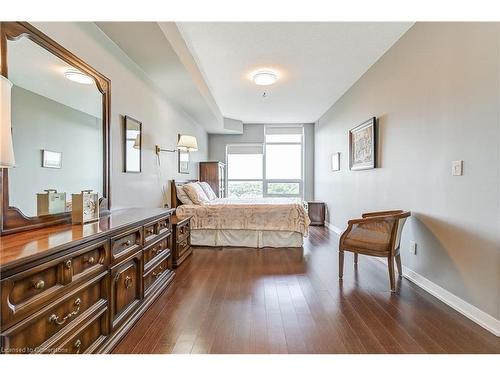 1202-551 Maple Avenue, Burlington, ON - Indoor Photo Showing Bedroom