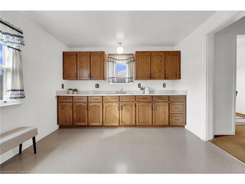 75 Chatham Street, Hamilton, ON - Indoor Photo Showing Kitchen