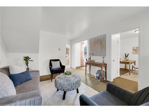 75 Chatham Street, Hamilton, ON - Indoor Photo Showing Living Room