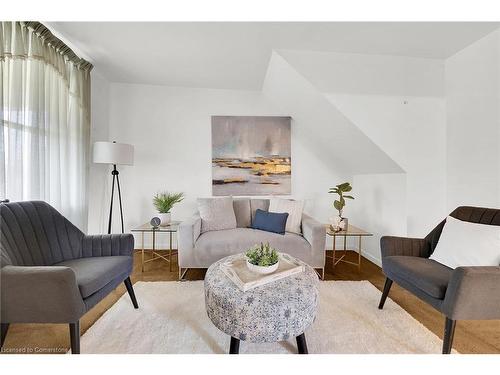 75 Chatham Street, Hamilton, ON - Indoor Photo Showing Living Room