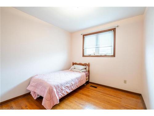 98 Summercrest Drive, Hamilton, ON - Indoor Photo Showing Bedroom