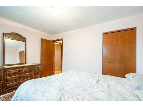 98 Summercrest Drive, Hamilton, ON - Indoor Photo Showing Bedroom