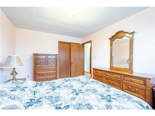 98 Summercrest Drive, Hamilton, ON - Indoor Photo Showing Bedroom