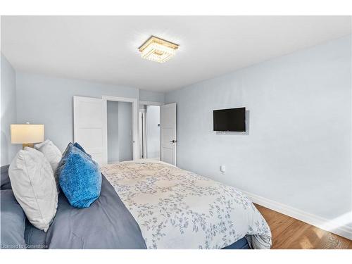 4017 Grapehill Avenue, Burlington, ON - Indoor Photo Showing Bedroom