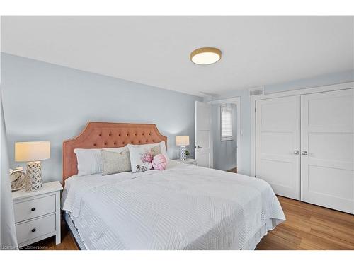 4017 Grapehill Avenue, Burlington, ON - Indoor Photo Showing Bedroom