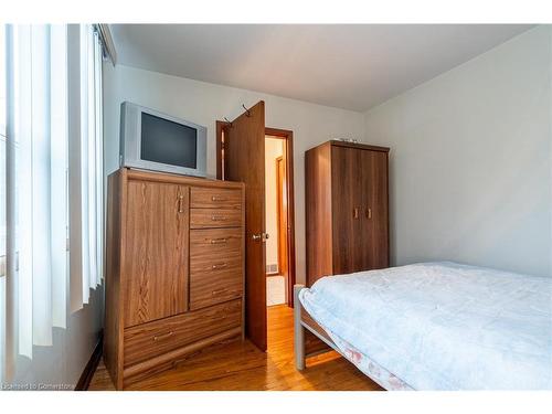 261 Jackson Street W, Hamilton, ON - Indoor Photo Showing Bedroom