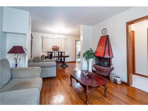 261 Jackson Street W, Hamilton, ON - Indoor Photo Showing Living Room