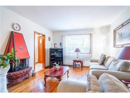 261 Jackson Street W, Hamilton, ON - Indoor Photo Showing Living Room