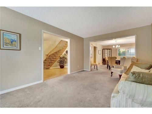 11 Willowtree Court, Dundas, ON - Indoor Photo Showing Living Room