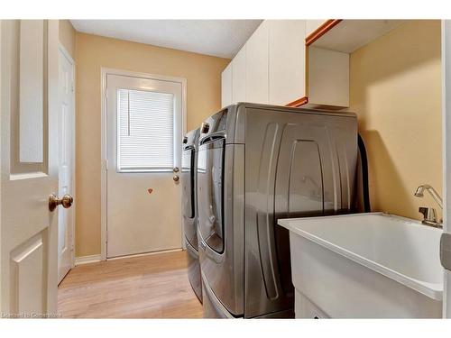 11 Willowtree Court, Dundas, ON - Indoor Photo Showing Laundry Room