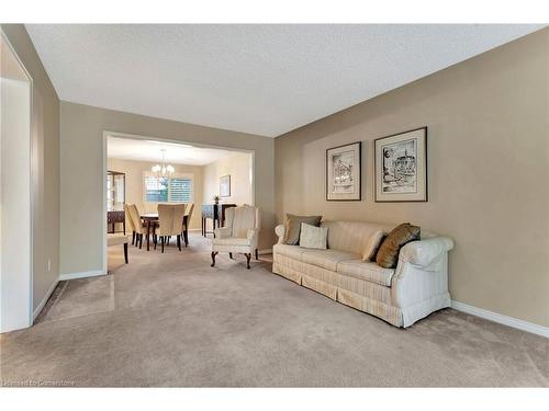 11 Willowtree Court, Dundas, ON - Indoor Photo Showing Living Room