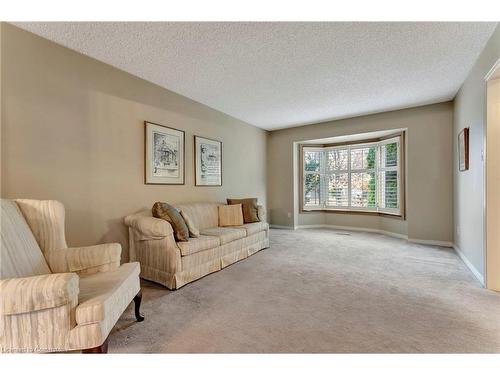 11 Willowtree Court, Dundas, ON - Indoor Photo Showing Living Room