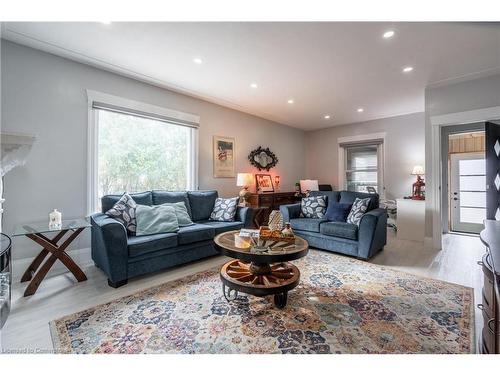 181 East 5Th Street, Hamilton, ON - Indoor Photo Showing Living Room