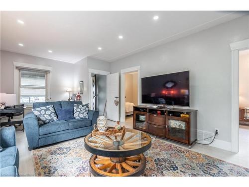 181 East 5Th Street, Hamilton, ON - Indoor Photo Showing Living Room